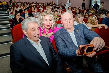 «Депутатская елка» собрала более 400 детей